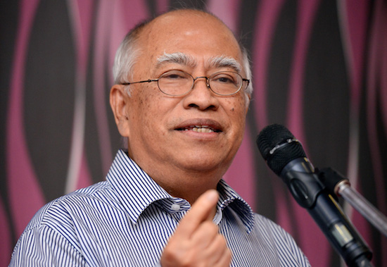 Former Umno secretary-general Sanusi Junid speaks during a book launch by writer and political blogger Shahbudin Husin at a restaurant in Petaling Jaya on March 4, 2015. The Malaysian Insider/Najjua Zulkefli