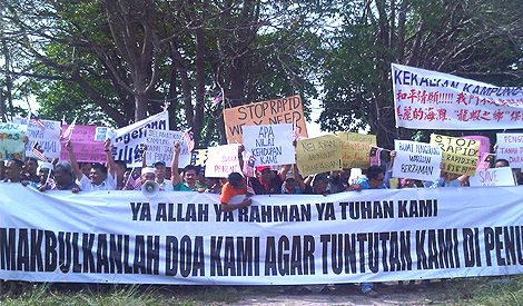http://en.harakahdaily.net/images/stories/newslocal/pengerang_protest.jpg