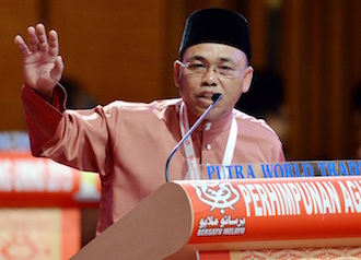 KUALA LUMPUR, 11 Dis -- Wakil UMNO Terengganu Datuk Din Adam membahaskan ucapan dasar presiden pada Perhimpunan Agung UMNO 2015 di Dewan Merdeka, Pusat Dagangan Dunia Putra hari ini. --fotoBERNAMA (2015) HAK CIPTA TERPELIHARA