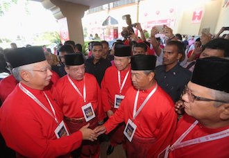 KUALA LUMPUR 10 DISEMBER 2015.Presiden UMNO,Datuk Seri Mohd Najib Razak bersalaman denganTimbalan Presiden UMNO ,Tan Sri Muhyiddin Yassin  sambil diperhatikan Naib Presiden ,Datuk Seri Dr Ahmad Zahid Hamidi ,Setiausaha Agong UMNO,Datuk Seri Tengku Adnan Tengku Mansor  dan Pengerusi Tetap UMNO,Tan Sri Badruddin Amiruldin sebaik tiba di perkarangan Dataran  Pusat Dagangan Dunia Putra(PWTC),untuk Majlis Perasmian Perhimpunan Agong UMNO 2015. NSTP/Ghazali Kori.