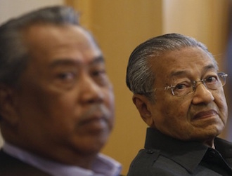 (Seated from L to R) UMNO's Deputy President Muhyiddin Yassin, former prime minister Mahathir Mohamad and member of parliament Razaleigh Hamzah give a news conference in Putrajaya, Malaysia, October 12, 2015. Former Malaysian Prime Minister Mahathir and some leaders of the ruling party jointly demanded resolution of the 1MDB state fund scandal on Monday and condemned a crackdown on dissent, signalling a divide within the coalition. REUTERS/Olivia Harris‚Ä®