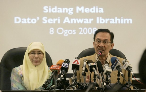 Malaysia's leading opposition figure Anwar Ibrahim (L), sitting next to wife Wan Azizah Wan Ismail, speaks during a news conference at his office in Petaling Jaya outside Kuala Lumpur August 8, 2008. Anwar was charged with sodomy and granted bail by a court on Thursday, letting him campaign in a by-election on which he is staking his political future after a 10-year absence. REUTERS/Bazuki Muhammad (MALAYSIA)