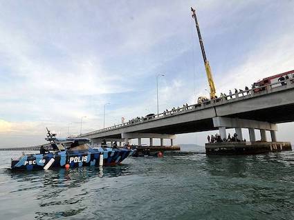 Operasi Tarik Keluar Kereta Terhumban Ke Laut Ditangguh Malaysia Today