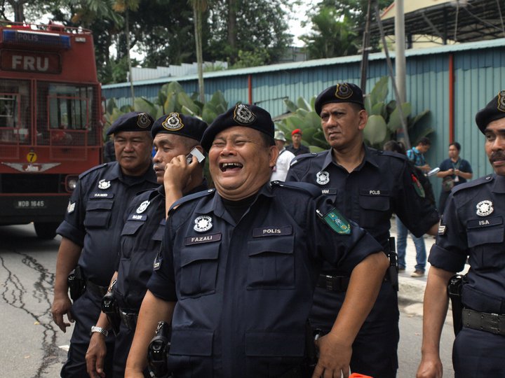 Малайзия работать. Полицейские Малайзия. Малазийская полиция. Форма полиции Малайзии. Форма малазийских полицейских.