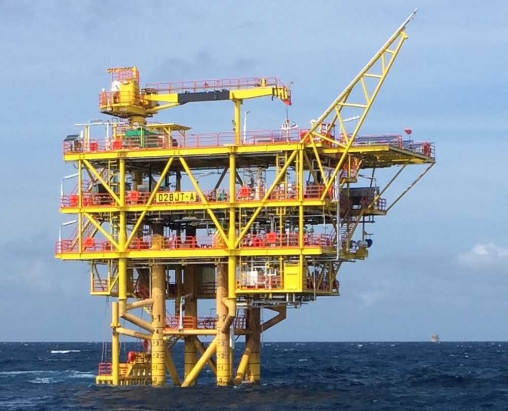 Mengecat Oil Rig Royalti Minyak untuk Terengganu dan Kelantan bakal dibatal - Malaysia Today