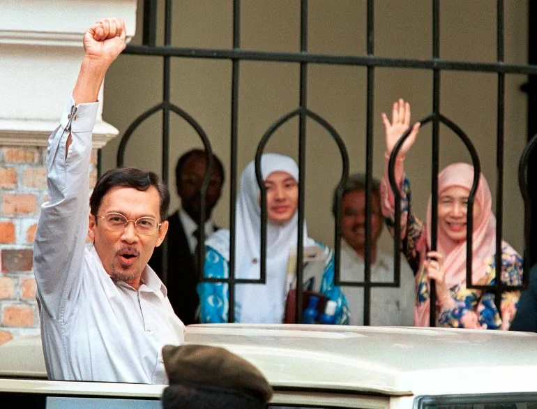 Anwar's government is in self-destruct mode – Malaysia Today - Vimarsana News