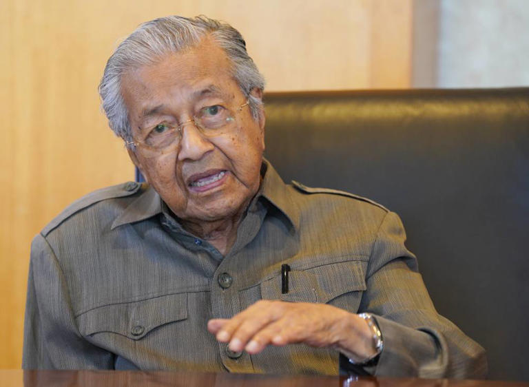 Tun M 'backs' aggressive anti-corruption drive targeting 'Tuns' - Vimarsana News