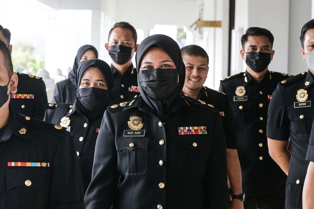 MACC: Najib had RM78k monthly salary but RM3.217 billion entered his personal accounts - Vimarsana News